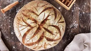 Kenyeret sütni és tálalni